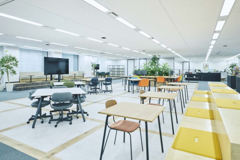 2階にあるミーティングエリア。多目的に使えるようにタイプの異なる席を複数用意しています。好きなところでリラックスして会話できます。 