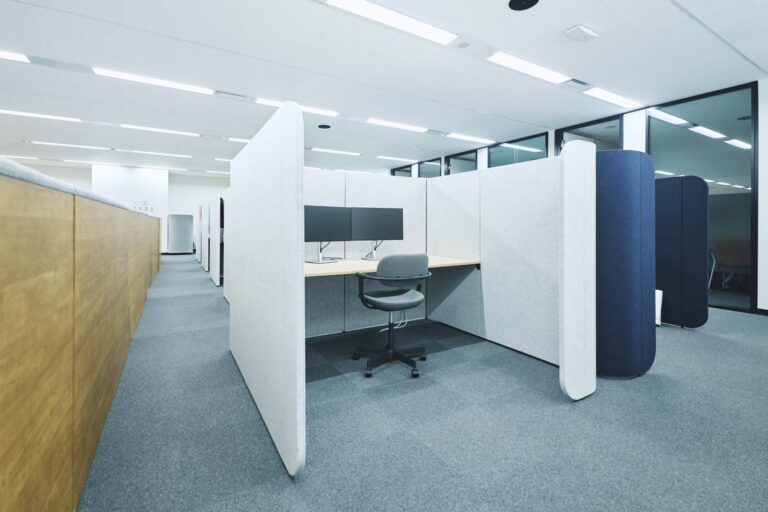 2階にある半個室ブース。デスクも広く集中して仕事に取り組みたい時に最適です。 