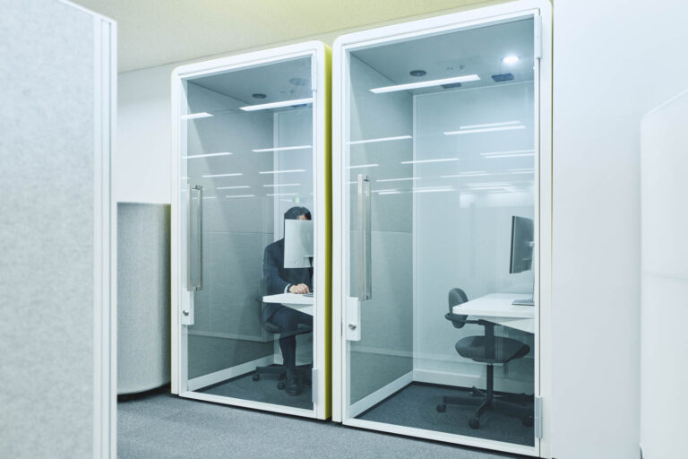 2階ミーティングスペースにあるWEB会議専用ブース。防音に優れ、一人でのWEB会議にはうってつけです。