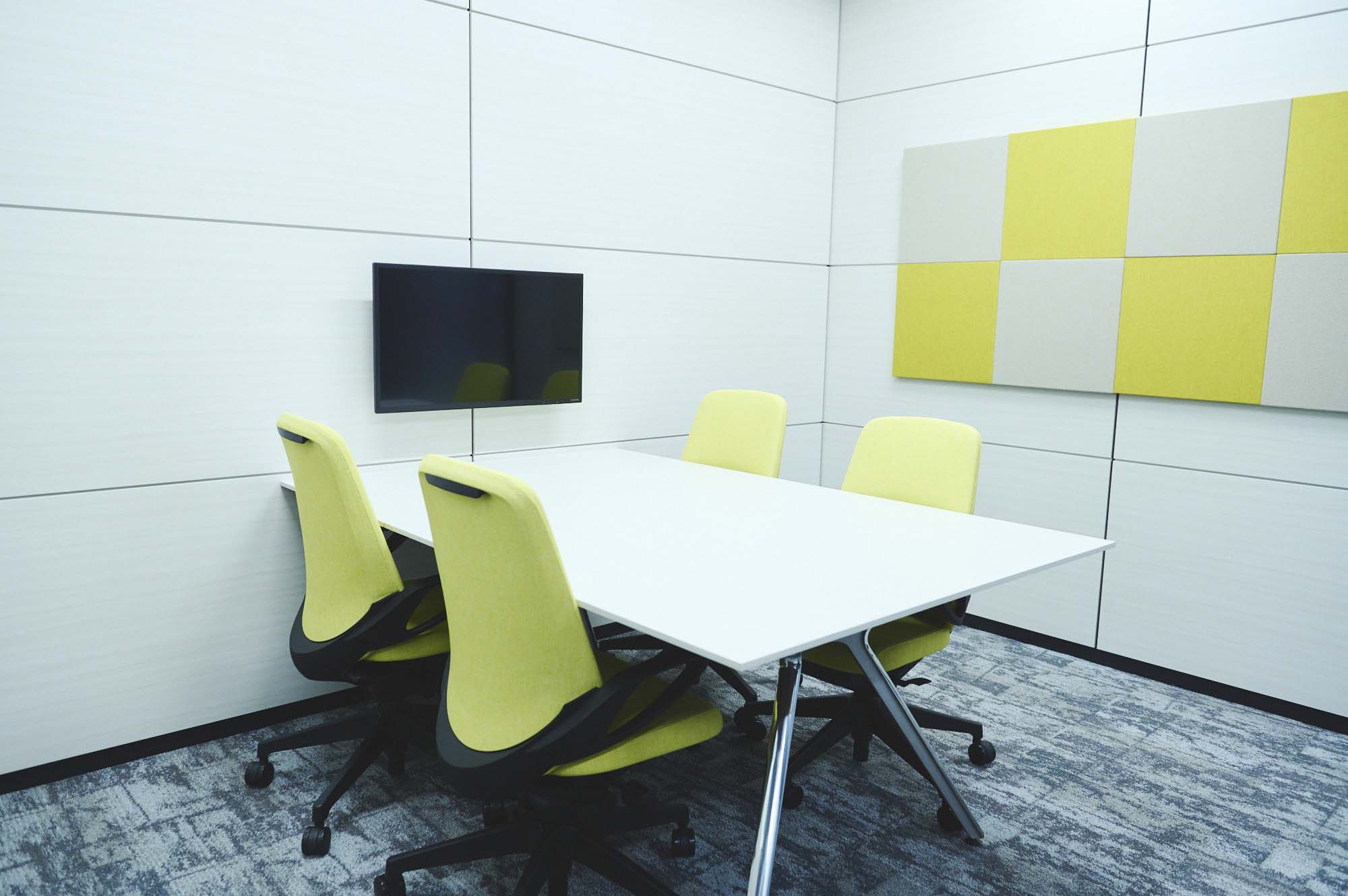 4人用のコンパクトな会議室。赤と青と黄を基調とした３室があります。壁には直接ペンやホワイトボード消しが磁石で付けられます。 