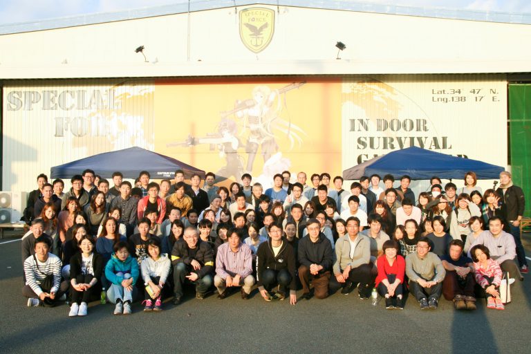 2017年の社員旅行での集合写真。静岡にあるサバイバルゲームインドアフィールド スペシャルフォースでの一枚。社員旅行は毎年委員会が結成され、旅先の選定やアクティビティをメンバーが企画します。