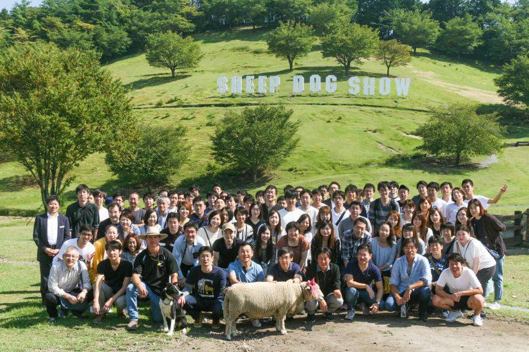 2019年の社員旅行の集合写真。軽井沢の伊香保グリーン牧場にて。社員旅行はふだんなかなか会う機会のない大阪や長野と東京のメンバーが親睦を図る機会になっています。